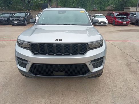 Used 2025 Jeep Grand Cherokee Altitude AWD/4WD image 5