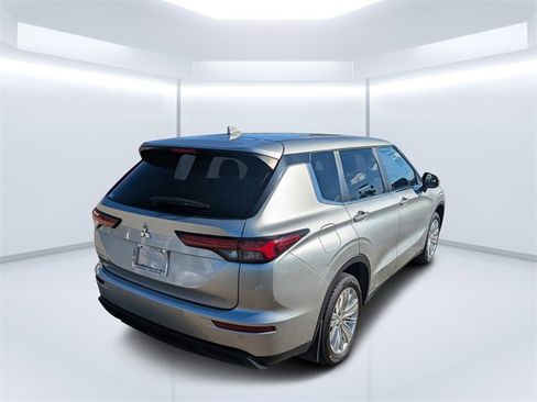 Used 2022 Mitsubishi Outlander ES image 3