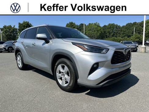 Used 2022 Toyota Highlander LE FWD image 7