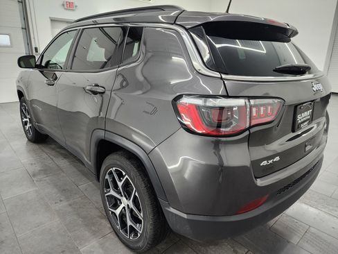 Used 2024 Jeep Compass Latitude image 6