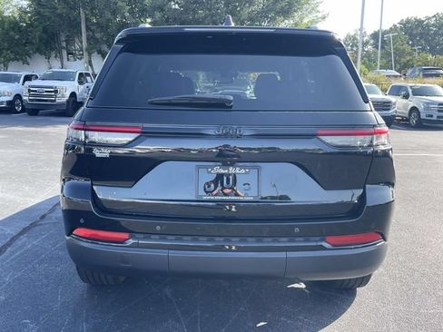 Used 2023 Jeep Grand Cherokee Altitude RWD image 6