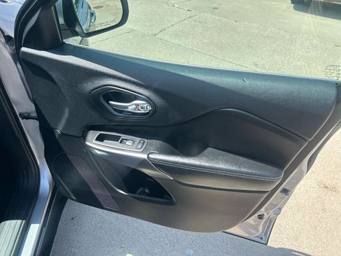 Used 2019 Jeep Cherokee Latitude Plus w/ Comfort/Convenience Group AWD/4WD image 17