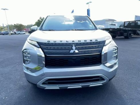 Used 2023 Mitsubishi Outlander SE image 3