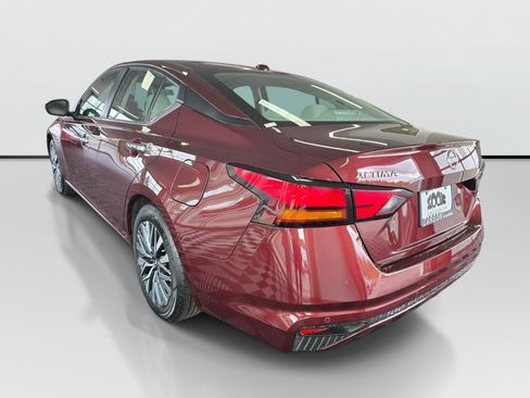 Used 2025 Nissan Altima 2.5 SV FWD image 3