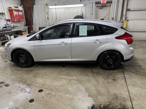 Used 2014 Ford Focus SE w/ SE Winter Package image 4