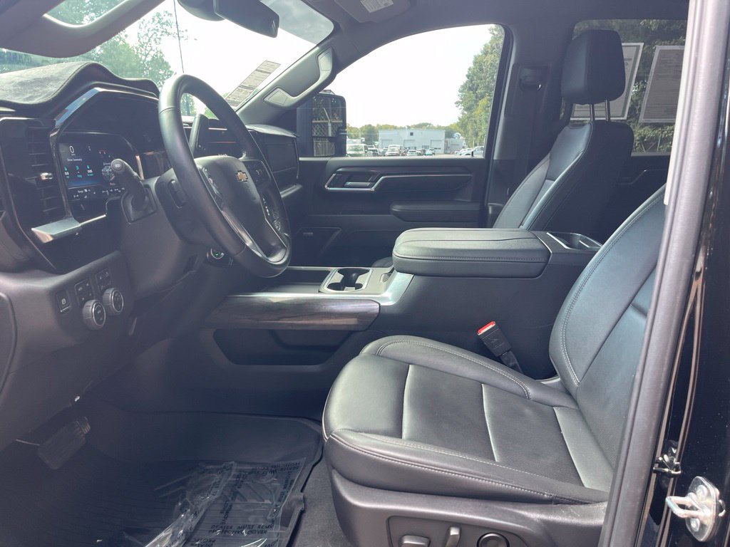 Used 2025 Chevrolet Silverado 3500 LTZ w/ LTZ Convenience Package AWD/4WD image 15