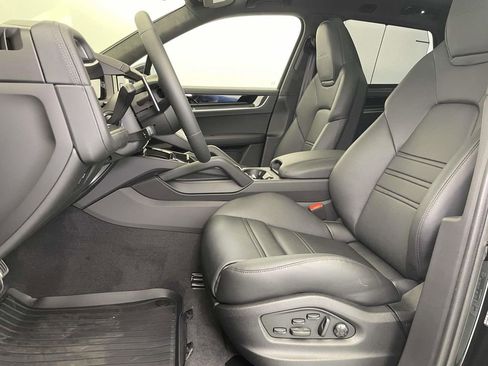 New 2025 Porsche Cayenne Turbo image 5