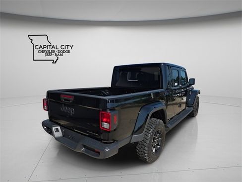 Used 2025 Jeep Gladiator Sport image 7