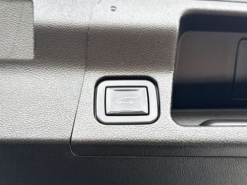 Used 2021 GMC Acadia SLE w/ Driver Convenience Package image 11