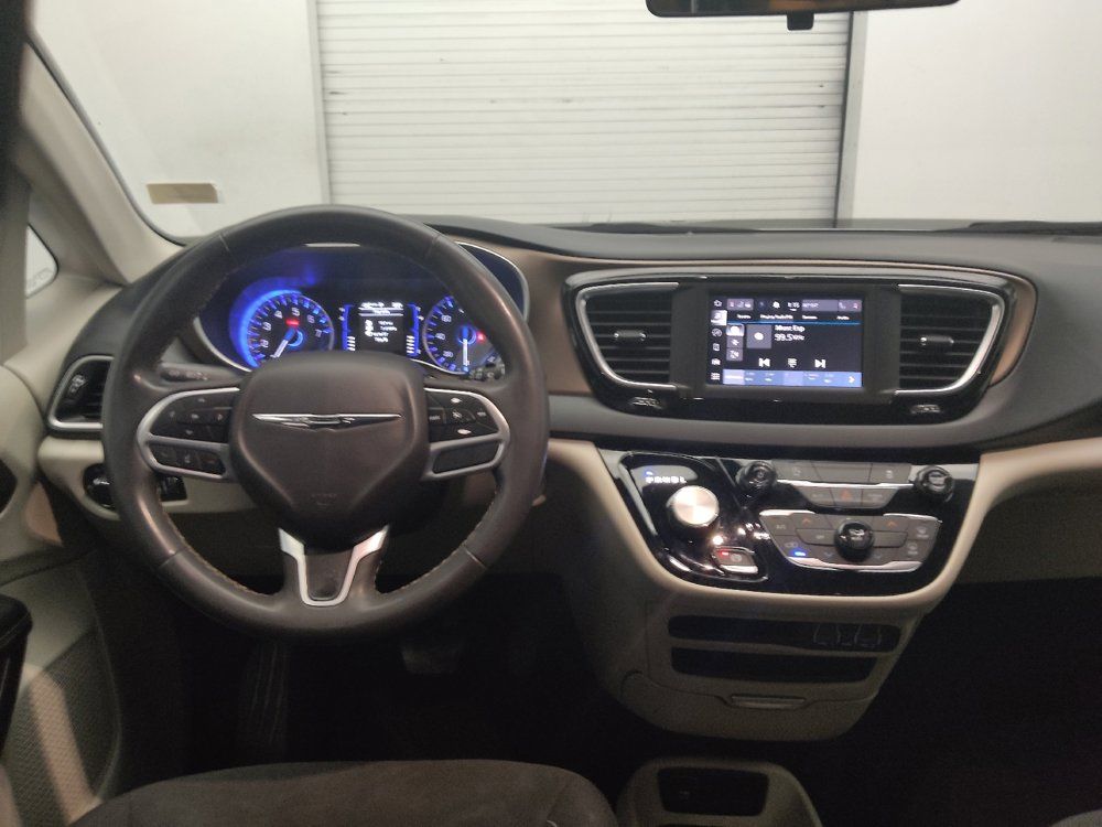 Used 2022 Chrysler Voyager LX FWD image 22