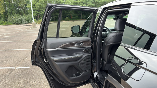 New 2027 Jeep Grand Cherokee Limited AWD/4WD image 22