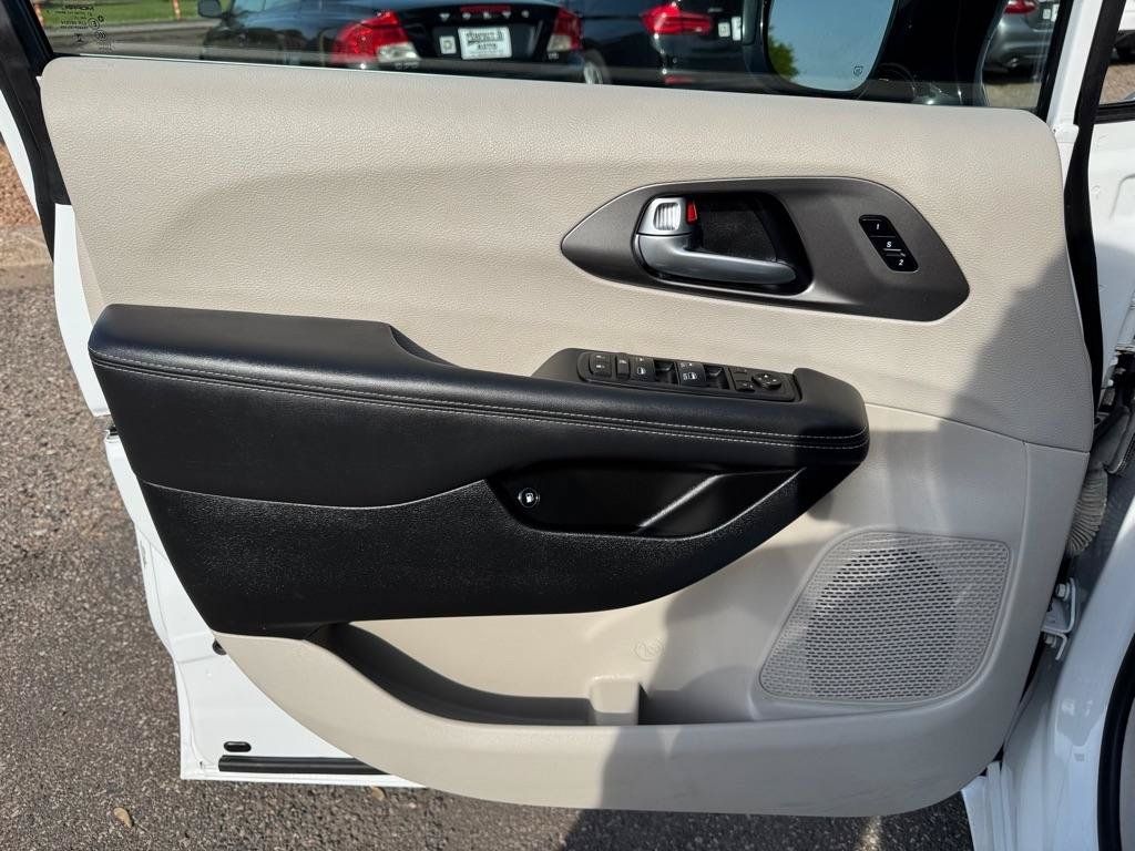 Used 2024 Chrysler Pacifica Limited FWD image 16