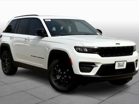 Used 2024 Jeep Grand Cherokee Altitude image 2