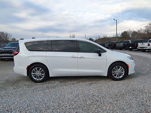 New 2026 Chrysler Pacifica Select FWD image 6