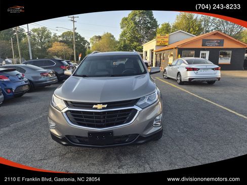 Used 2019 Chevrolet Equinox LT w/ Sun & Navigation Package FWD image 2