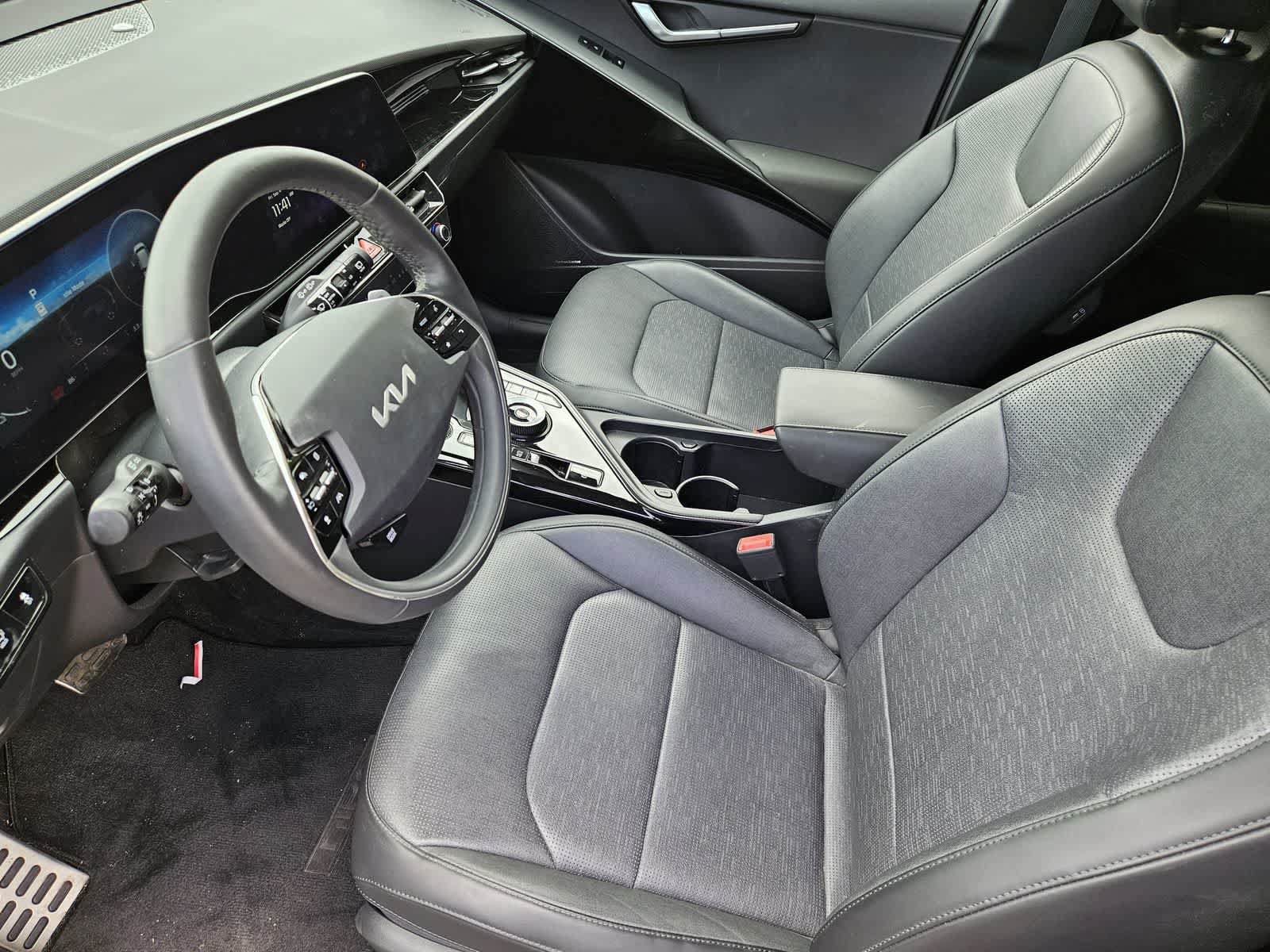 Certified 2023 Kia Niro Wave w/ Wave Preserve Package FWD image 2
