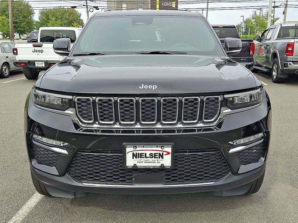 Used 2025 Jeep Grand Cherokee Limited AWD/4WD image 35