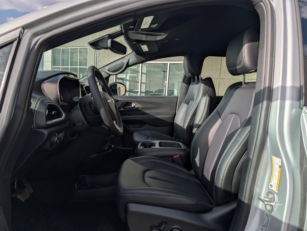 New 2026 Chrysler Pacifica Select FWD image 5