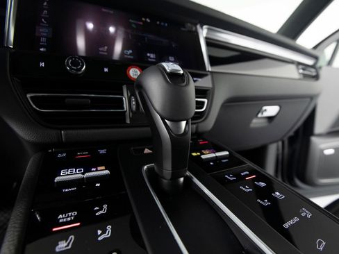 Certified 2026 Porsche Macan AWD/4WD image 30