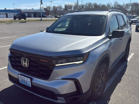 Certified 2025 Honda Pilot TrailSport image 6