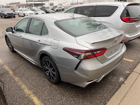 Used 2021 Toyota Camry SE w/ Cold Weather Package image 7