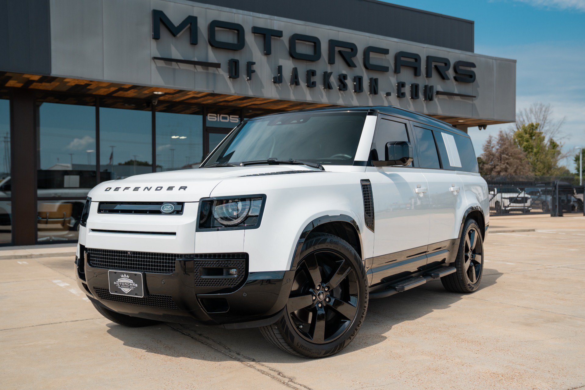Used 2025 Land Rover Defender 130 X-Dynamic SE AWD/4WD image 1