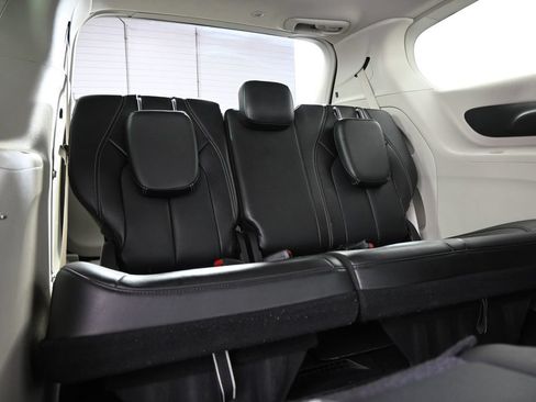 Used 2024 Chrysler Pacifica Touring-L FWD image 17
