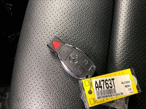 Used 2019 Mercedes-Benz GLC 300 4MATIC image 12