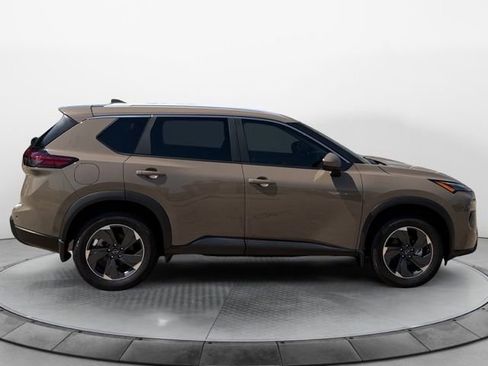 Used 2024 Nissan Rogue SV w/ SV Premium Package FWD image 2
