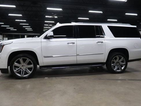 Used 2020 Cadillac Escalade ESV Premium Luxury image 2
