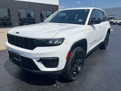 Used 2024 Jeep Grand Cherokee Limited w/ Black Appearance Package AWD/4WD image 4
