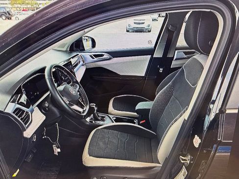 Used 2025 Volkswagen Taos SE FWD image 9