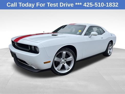 Used 2014 Dodge Challenger SXT RWD image 1