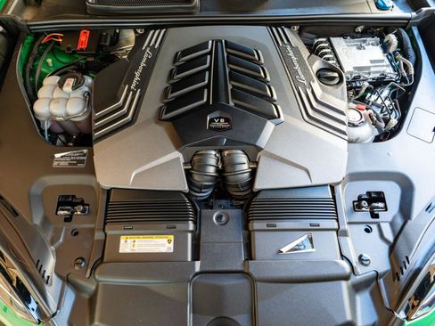 Used 2025 Lamborghini Urus SE AWD/4WD image 35