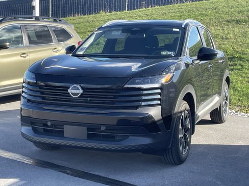 Used 2025 Nissan Kicks SV w/ SV Premium Package image 2