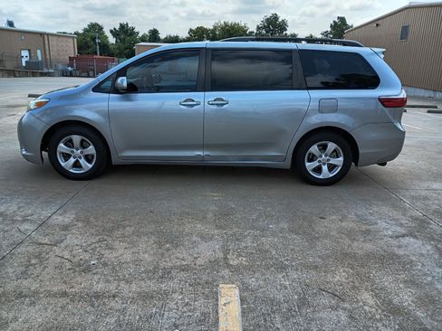 Used 2017 Toyota Sienna LE image 7