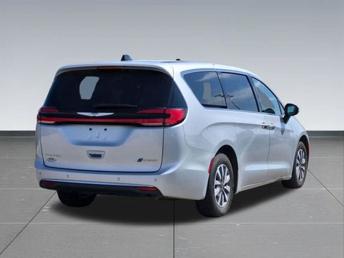 Used 2023 Chrysler Pacifica Touring-L FWD image 6