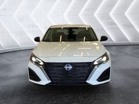 Used 2025 Nissan Altima 2.5 SV FWD image 2