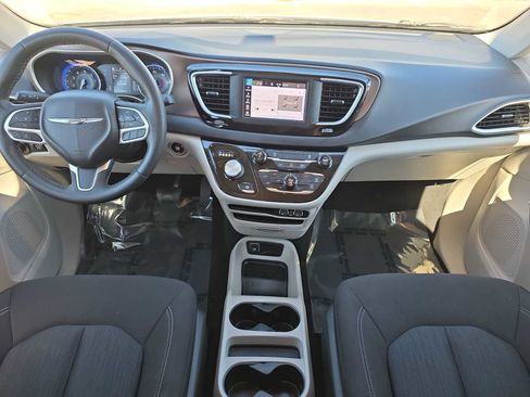 Used 2022 Chrysler Voyager LX image 14