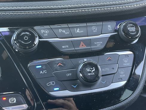 Used 2021 Chrysler Pacifica Touring-L w/ Premium & Safety Sphere Group FWD image 29