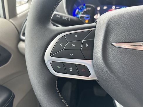 Used 2023 Chrysler Pacifica Touring-L FWD image 25