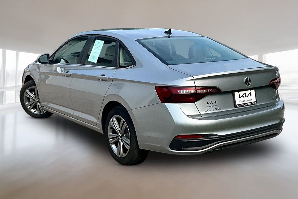 Used 2024 Volkswagen Jetta SE FWD image 4