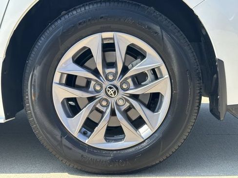 Used 2026 Toyota Sienna XLE FWD image 9