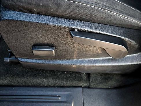 Used 2018 GMC Canyon SLE image 15