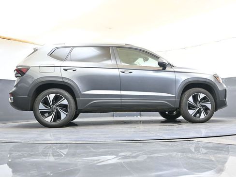 Used 2025 Volkswagen Taos SE AWD/4WD image 34