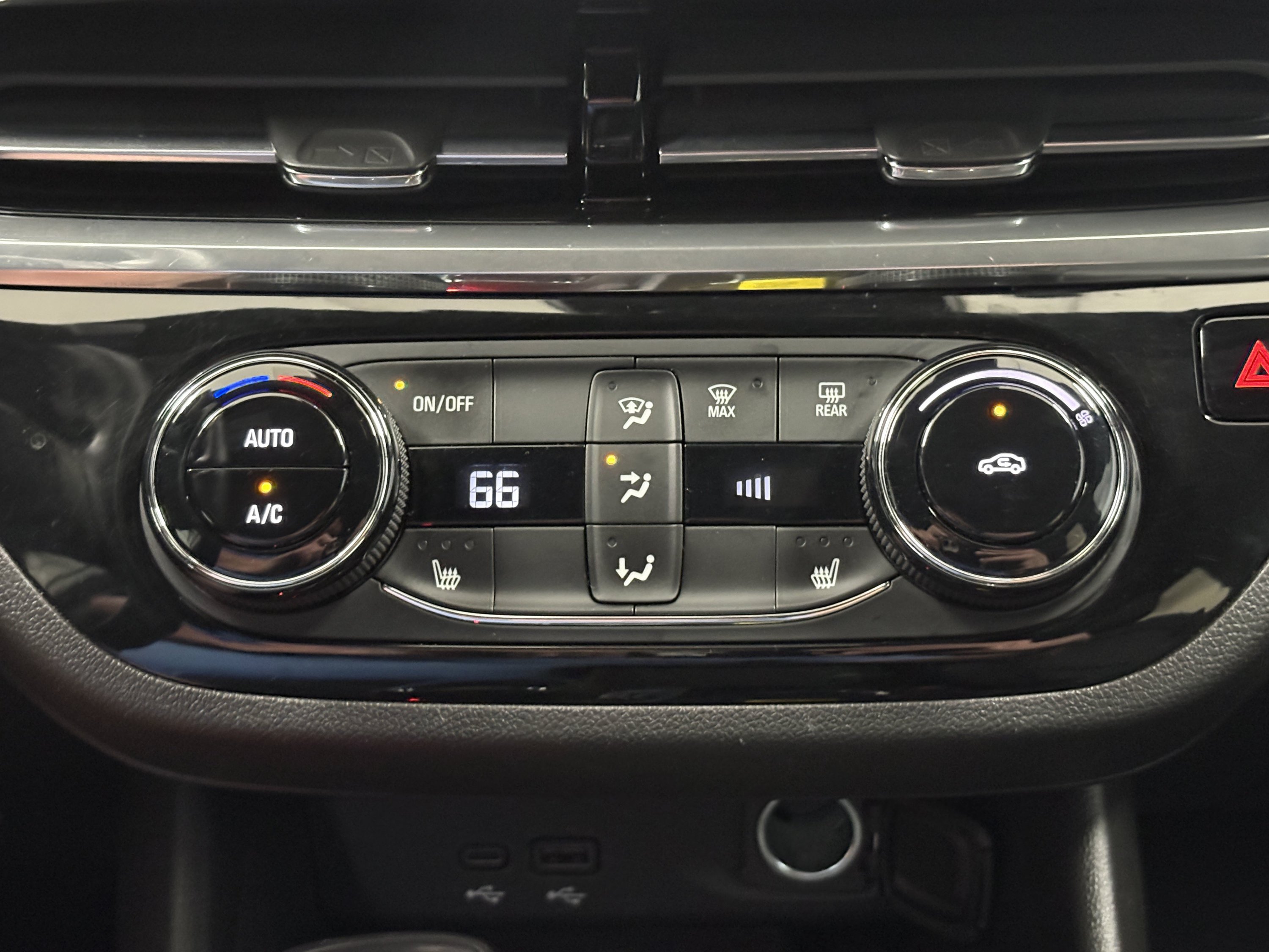 Used 2024 Buick Envista Sport Touring w/ Convenience I Package FWD image 14