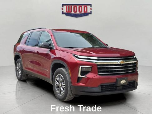 Used 2025 Chevrolet Traverse LT FWD image 1