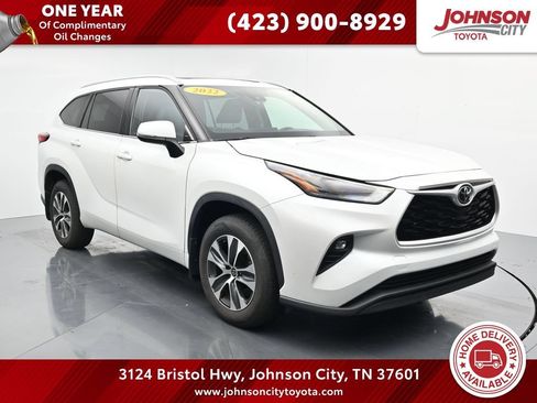 Used 2022 Toyota Highlander XLE AWD/4WD image 1