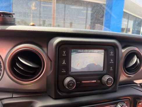 Used 2018 Jeep Wrangler Unlimited Sport AWD/4WD image 7