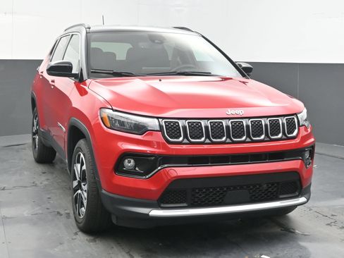 Used 2024 Jeep Compass Limited AWD/4WD image 2